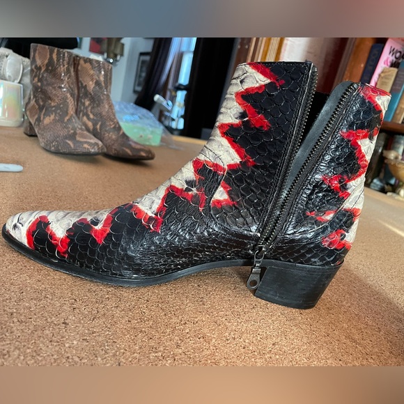 Made in NYC! Unquestionably Unique booties. Ladies 10-11. Suede lined.Price-firm - Picture 2 of 12